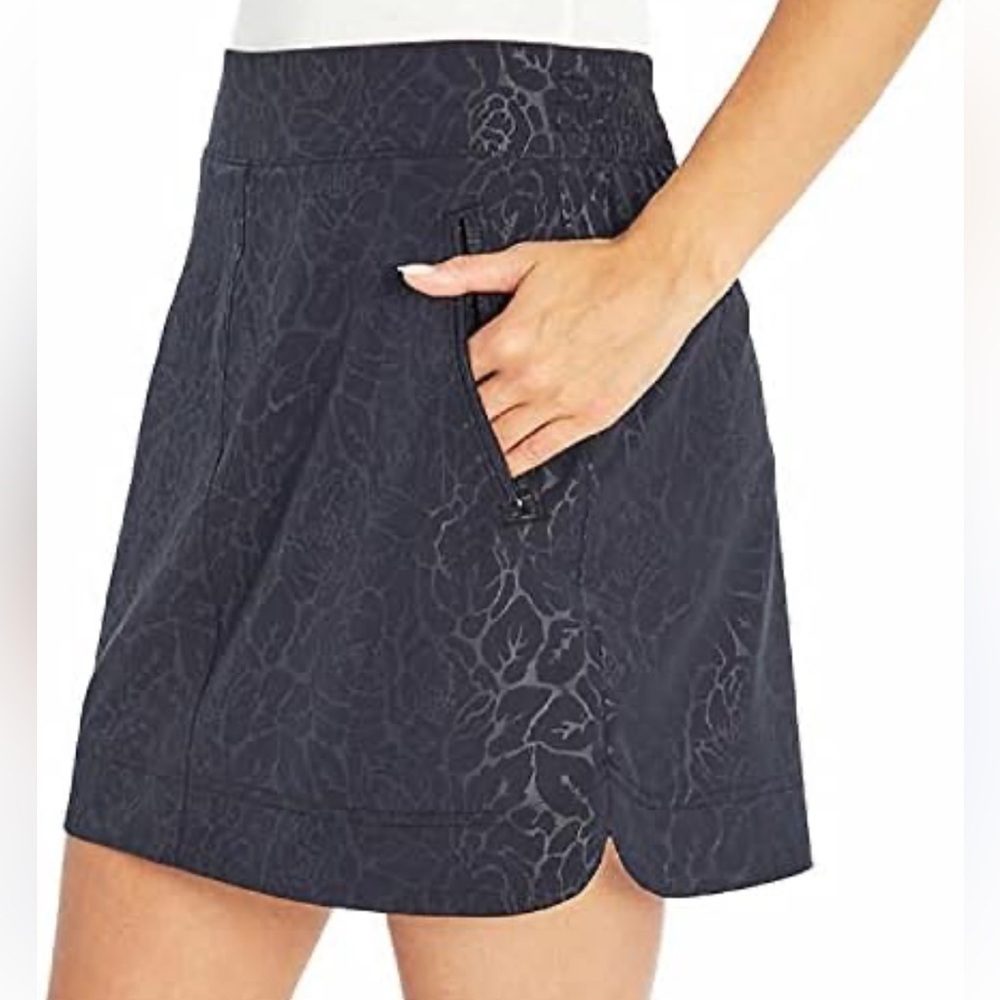 Orvis Women's Embossed Pull-On Travel Skort (Black Rose Embossed size M like new